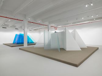 Exhibition view: Larry Bell, Still Standing, Hauser & Wirth, 22nd Street, New York (20 February–11 April 2020). © Larry Bell. Courtesy the artist and Hauser & Wirth. Photo: Dan Bradica.