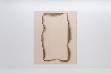 Tsuyoshi Maekawa, Untitled (1977). Hemp cloth, cotton and oil paint. 162.1 x 130.3 cm. Courtesy Axel Vervoordt Gallery, Hong Kong. 