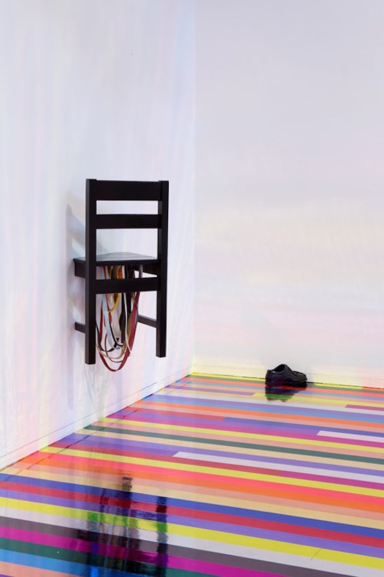 Jim Lambie, Don’t Fight It, Feel It, 2015. Wooden chair, leather shoe, black paint, handbag straps. 123 x 173 x 80 cm. Image