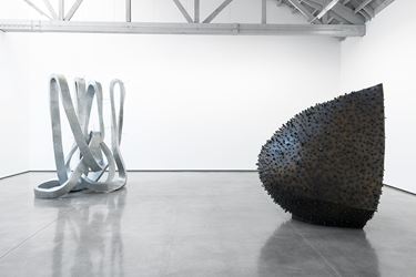 Exhibition view: Evan Holloway, Outdoor Sculptures, David Kordansky Gallery, Los Angeles (12 January–2 March 2019). Courtesy David Kordansky Gallery, Los Angeles. Photo: Jeff McLane