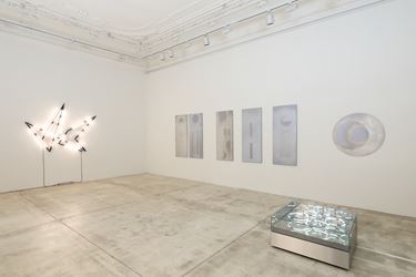 Exhibition view: Brigitte Kowanz, von neuem anders, anders als es vorher war, Galerie Krinzinger, Vienna (3 September–17 October 2020). Courtesy Galerie Krinzinger. 