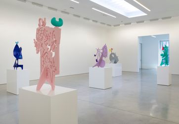 Exhibition view: Aaron Curry, Metal Plastic Paint, David Kordansky Gallery, Los Angeles (17 September– 22 October 2022). Courtesy David Kordansky Gallery.