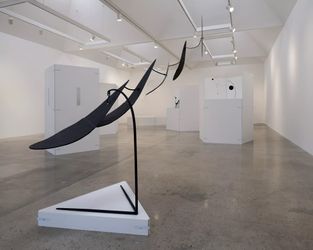 Exhibition view: Alexander Calder and Richard Tuttle, Tentative, Pace Gallery, Los Angeles (21 January–25 February 2023). Courtesy Pace Gallery.