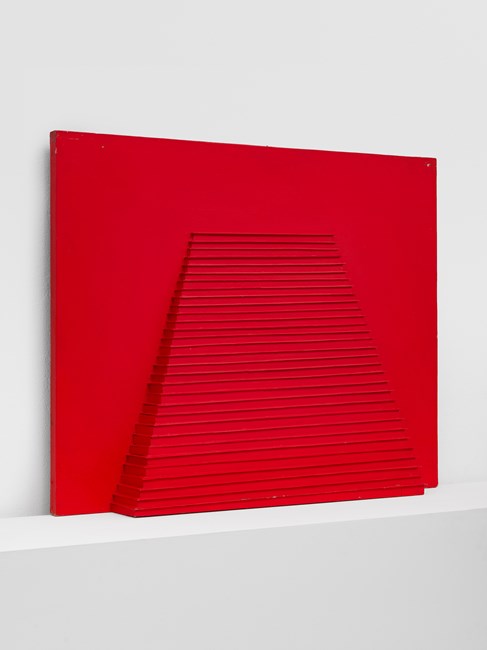 Pyramide avec une bande rouge by Horia Damian contemporary artwork