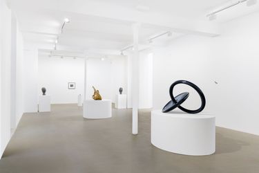 Exhibition view: Jean-Luc Moulène, the dot the well the plain and the rain, Galerie Chantal Crousel, Paris (16 October–18 November 2023). Courtesy the artist and Galerie Chantal Crousel. Photo: Martin Argyroglo. © Jean-Luc Moulène/ADAGP, Paris (2023). 