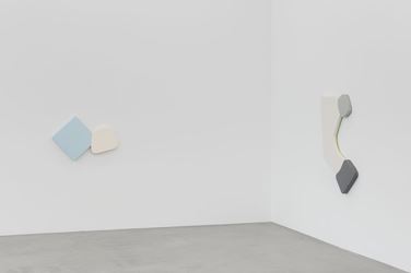 Exhibition view: Justin Adian, Heaven on the highway, Almine Rech Gallery, Brussels (6 September–13 October 2018). Courtesy Almine Rech Gallery. 
