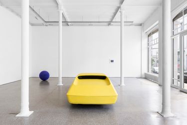 Exhibition view: Robert Grosvenor, Untitled, Galerie Greta Meert, Brussels (12 May–2 July 2022). Courtesy Galerie Greta Meert.