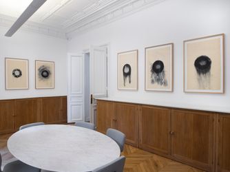 Exhibition view: Jaume Plensa, Noir & Blanc, Galerie Lelong & Co., Rue de Téhéran, Paris (20 May–13 July 2022). © Studio Plensa. Courtesy Galerie Lelong & Co. Photo: Fabrice Gibert. 