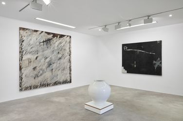 Exhibition view: Joong Baek Kim, Kang Minsoo, The Transcendence of White, Jarilager Gallery, Cologne (21 October–17 December 2023). Courtesy Jarilager Galler, Cologne/Seoul/London.