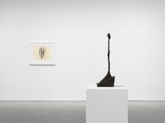 Exhibition view: Alberto Giacometti & Fred Sandback, L’Objet Invisible: Giacometti / Sandback, David Zwirner, Paris (3 September–29 October 2022). Courtesy David Zwirner. 