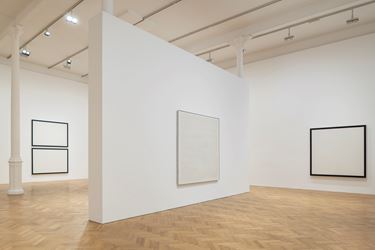 Exhibition view: Group Exhibition, At the Edge of Things: Baer, Corse, Martin, Pace Gallery, London (7 June–14 August 2019). Courtesy Pace Gallery.