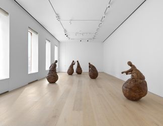Exhibition view: Juan Muñoz, Seven Rooms, David Zwirner, 20th Street, New York (24 February–9 April 2022). Courtesy David Zwirner.