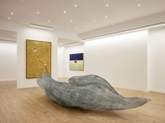 Exhibition view: Tess Dumon, Les liens invisibles, Dumonteil Contemporary, Paris (10 December 2021–29 January 2022). Courtesy Dumonteil Contemporary.    