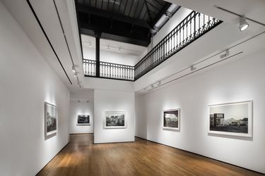 Exhibition view: Gregory Crewdson, Eveningside, Templon, Paris (8 November–23 December 2023). Courtesy the artist and Templon.