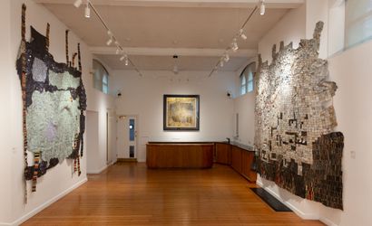 Exhibition view: El Anatsui, TimeSpace, October Gallery, London (11 October 2023–13 January 2024). Courtesy October Gallery, London. Photo: © Jonathan Greet.