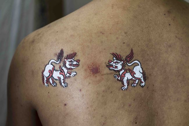 Healing lions drawn onto a shingles sufferer by Lok Chitrakar contemporary artwork