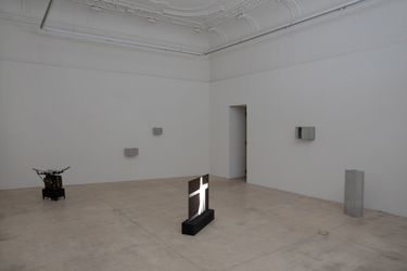 Exhibition view: Bernd Oppl, Background, Galerie Krinzinger, Seilerstätte 16, Vienna (10 November–15 January 2022). Courtesy Galerie Krinzinger.