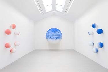 Exhibition view: Daniel Arsham, Angle of Repose, Galerie Perrotin, Paris (14 October–23 December 2017). Courtesy the artist and Galerie Perrotin. Photo: Claire Dorn