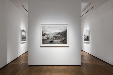 Exhibition view: Gregory Crewdson, Eveningside, Templon, Paris (8 November–23 December 2023). Courtesy the artist and Templon.