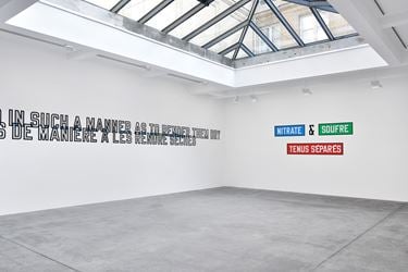 Exhibition view: Lawrence Weiner, FOLDED WAVES VAGUES PLIÉES, Galerie Marian Goodman, Paris (3 November–21 December 2018). Courtesy Galerie Marian Goodman.