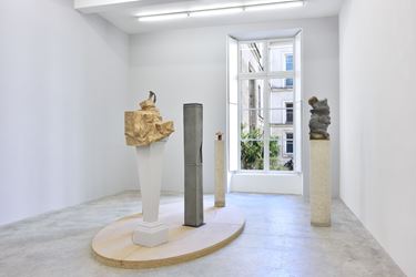 Exhibition views: Arlene Shechet, Some Truths, Almine Rech Gallery, Paris (24 April–26 June 2018). © Arlene Shechet. Courtesy the Artist and Almine Rech Gallery. Photo: Rebecca Fanuele.