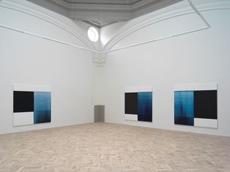 Exhibition view: Callum Innes, Byzantine Blue, Delft Blue, Paris Blue, Ingleby Gallery (12 May–14 July 2018). Courtesy Ingleby Gallery.