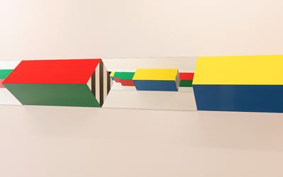 Exhibition view: Daniel Buren, Prisms, Colors and Mirrors: High-Relief > Situated Works, Galeria Nara Roesler, São Paulo (4 April–20 May 2017). Courtesy Galeria Nara Roesler. Photo: Everton Ballardin.