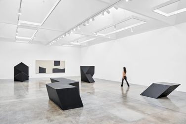 Exhibition view: Tony Smith, Pace Gallery, Los Angeles (4 June–16 July 2022). Courtesy Pace Gallery.