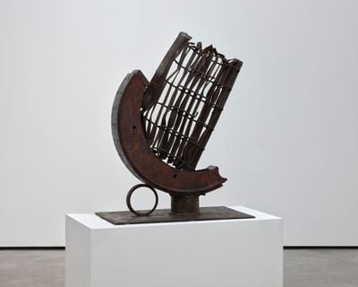 Chen Ting-Shih Harp (1980–1990). Iron, 83 x 64.6 x 35 cm.