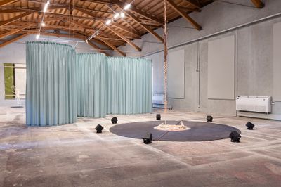 Marianna Christofides, Restor(y)ing Waters (2024) (front). Braided wires, ropes, porcelain. 450 × 50 × 50 cm. 7-channel sound installation. Two semi-circular carpets, 7 speakers 20 × 450 × 450 cm.