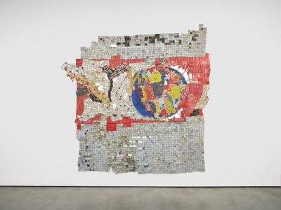 El Anatsui, Blue Moon (2025). Bottle caps, printers’ plates, and copper wire. 306 x 318 cm.