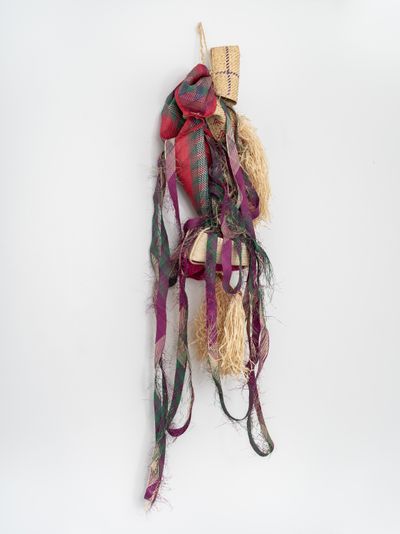 Acaye Kerunen, Ebiinu (she has come, has she come? is she coming?) (2023). Raffia, stripped and hand-dyed palm leaves, stripped and dyed sorghum stems, twined sisal. 281 cm x 70 cm x 50 cm. © Acaye Kerunen.
