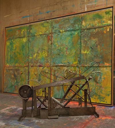 Frank Bowling, Angharad's Gift Patagonia (1991). Welded steel. 92 x 94 x 34 cm; Sasha's Green Bag (1988). Acrylic, acrylic gel, polyurethane foam and found objects on canvas with marouflage. 180.6 x 294.2 cm. © Frank Bowling, All Rights Reserved, DACS 2022.