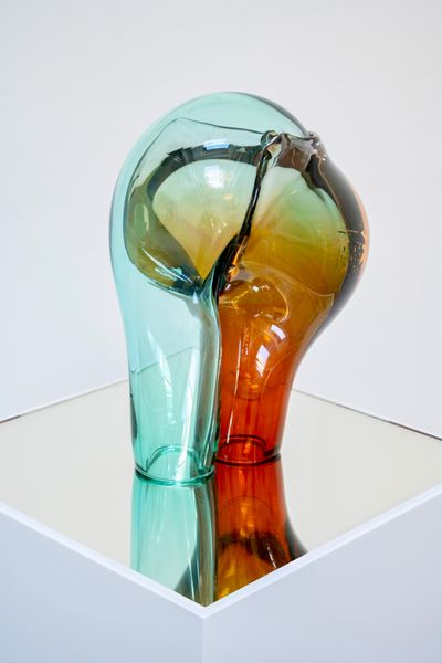 Gabriele Beveridge, Coupling I (2022). Hand-blown glass sculpture, wooden plinth, mirror. 30 x 20 x 20 cm. Unique.