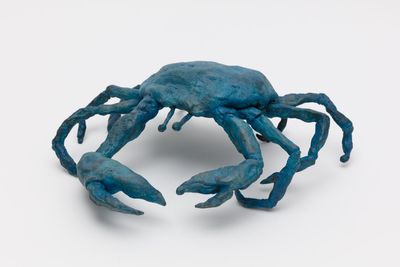 Francis Upritchard, Crab (2021–2022). Bronze. 12 x 32 x 32 cm.