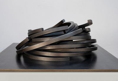 Bernar Venet, Stack: 15 Arcs (2022). Rolled steel with black patina. 34.3 x 101 x 101 cm. © Bernar Venet.