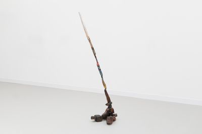 Anderson Borba, Elf Arrow (2024). Wood, paper, plaster, wood stain, oil pastel, transparent gesso, and steel. 186 x 35 x 40 cm.