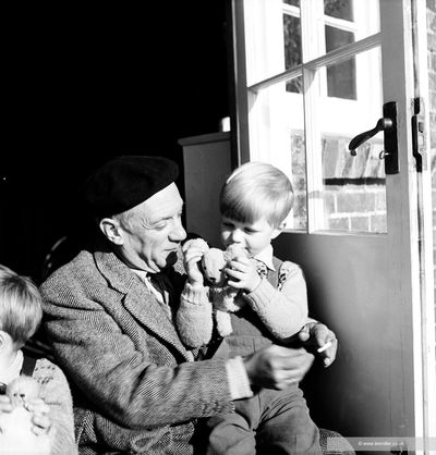 Lee Miller, Picasso and Antony Penrose, Farleys House, East Sussex, England (1950).