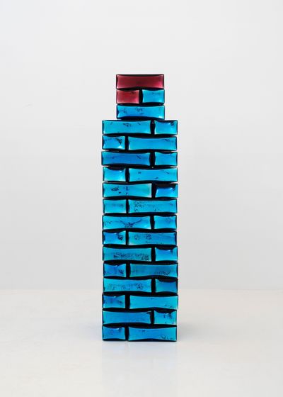 Jean-Michel Othoniel, Wonder Block (2024). Aquamarine blue and Indian pink Indian mirrored glass. 120 x 33 x 33 cm. © Jean-Michel Othoniel / ADAGP Paris, 2024.