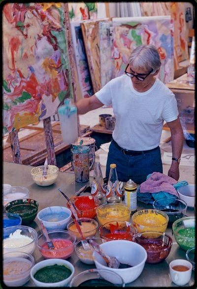 Willem de Kooning in his East Hampton Studio, New York (1971). © 2024 The Estate of Dan Budnik. All Rights Reserved Artwork © 2024 The Willem de Kooning Foundation, SIAE. Photo: Dan Budnik