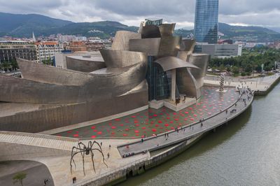 Surroundings of the Guggenheim Museum Bilbao filled with Yayoi Kusama's polka dots. Photo: José Miguel Llano.