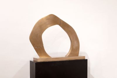 Salvatore Astore, Sconfinamenti (2022). Bronze. 64 x 80 x 15.5 cm.