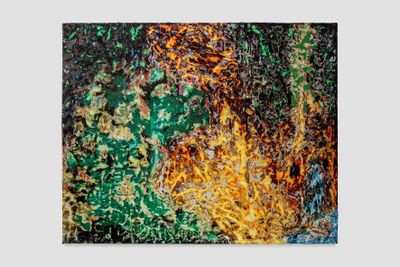 Mark Bradford, conflagration (2022). Mixed media on canvas. 121.9 x 152.4 x 5.4 cm. © Mark Bradford.