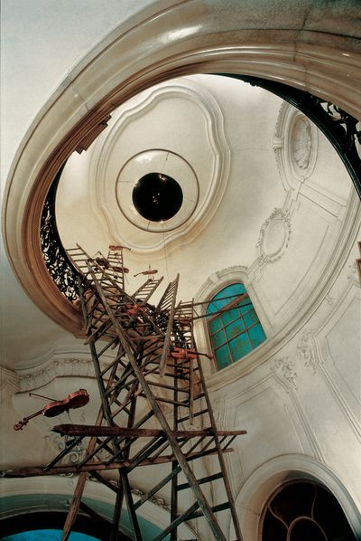 Rebecca Horn, Turm der Namenlosen (1994). Exhibition view: Stiegenhaus am Naschmarkt, Wien (1994).