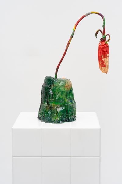 Yuli Yamagata, Pudim (2021). Corn, cigarette, sneaker, plastic, ham, resin, aluminum, oil. 40 x 68 x 40 cm.