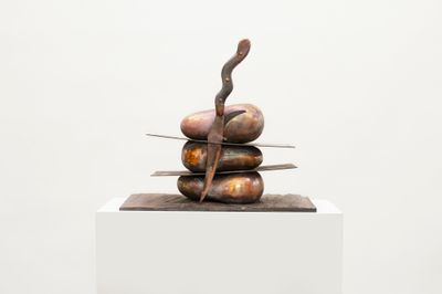 Camille Henrot, Je Coupe 1 (2020). Bronze. 73 x 35 x 65 cm. © Camille Henrot, Adagp, Paris, 2023.