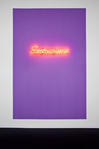 Dominique Gonzalez-Foerster, Exotourisme (2002). Neon, paint on wall (purple). 300 x 200 cm.