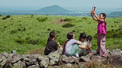 艾米麗·卡拉卡於畢夏普博物館展區。展覽現場：「Aloha Nō」，第四屆夏威夷三年展（2025年2月15日至5月4日）。圖片提供：藝術家與夏威夷三年展。攝影： Duarte工作室。