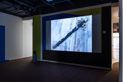 金成桓，《致瑪麗・喬・弗雷什利》（2023）。展覽現場：「Aloha Nō」，第四屆夏威夷三年展（2025年2月15日至5月4日）。圖片提供：藝術家與夏威夷三年展。攝影： Duarte工作室。