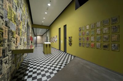 展覽現場：「轟隆隆：九十年代吉隆坡藝術場景的遊戲與諧仿」，伊爾罕美術館，吉隆坡（2024年10月13日至2025年3月9日）圖片提供：伊爾罕美術館。攝影：Kenta Chai。